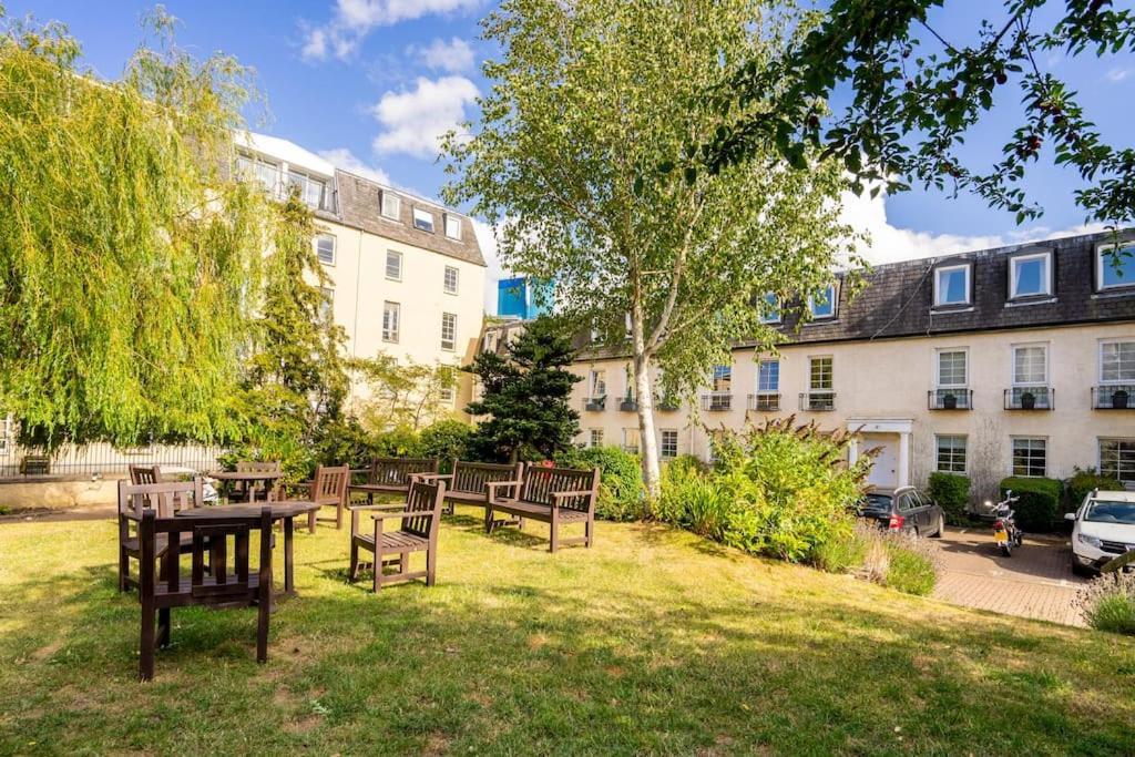 Central, Bright 2 Bed Flat - Pool & Sauna — Photos 1