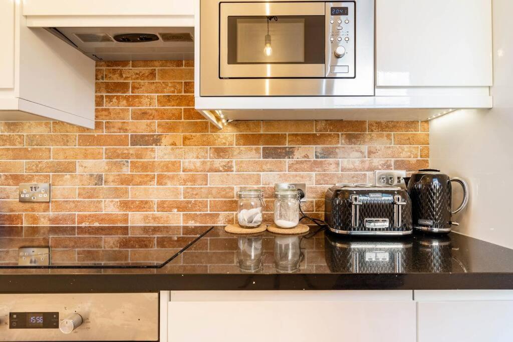 Central, Bright 2 Bed Flat - Pool & Sauna — Photos 3